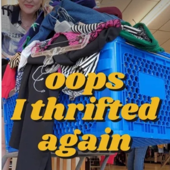 Auctions with Adrianne ❤️ - Picture 3 of 5